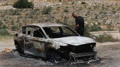 Photo of الضفة.. مستوطنون يحرقون مركبة فلسطينية ويخطون شعارات عنصرية بالعبرية