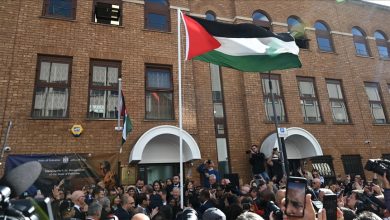 Photo of رفع علم فلسطين فوق سفارتها بلندن