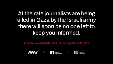 Photo of مئات المؤسسات الإعلامية تتوشح بالسواد احتجاجا على استهداف الصحفيين في غزة (شاهد)