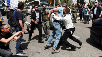 Photo of إسرائيليون يهاجمون خيمة اعتصام أمام الكنيست تطالب بوقف حرب غزة