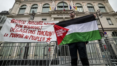Photo of احتفالات في فرنسا بسقوط حكومة بايرو.. علم فلسطين حاضر