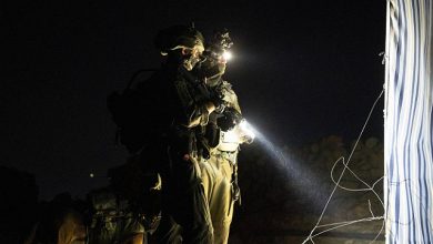 Photo of اسرائيل تعتقل مدنيَين في مداهمة ليلية بريف درعا الغربي