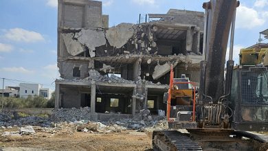 Photo of مواطن من عارة-عرعرة  يهدم منزله قسرا بيديه بقرارٍ من السلطات الاسرائيلية