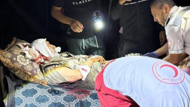 Photo of إصابة نحو 20 فلسطينيا بينهم رضيع في هجوم لمستوطنين على قرية خلة الضبع جنوب الخليل