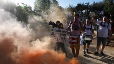 Photo of عائلات الأسرى الإسرائيليين تتظاهر أمام منزل نتنياهو للمطالبة بصفقة تبادل