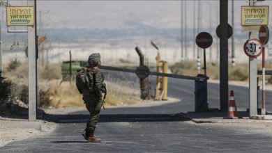 Photo of إسرائيل تغلق معبر الكرامة لليوم الثاني وتوقف إدخال المساعدات من الأردن إلى غزة