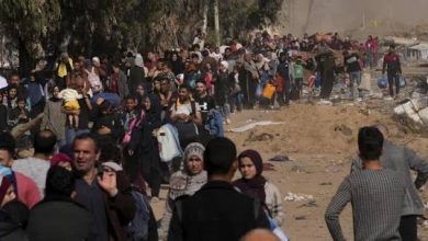 Photo of غارات إسرائيلية على غزة تقتل 23 فلسطينياً ونزوح مئات الآلاف