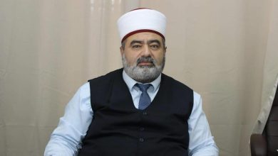 Photo of إسرائيل تعتقل خطيب الأقصى محمد سرندح وتبعده عن المسجد لأسبوع