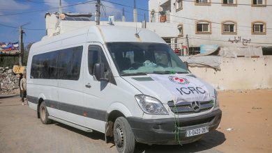 Photo of إسرائيل تفرج عن 16 فلسطينيا من غزة بعد اعتقالهم بظروف قاسية