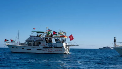 Photo of سفن حربية إسرائيلية تحيط بأسطول الصمود وقوات إسرائيلية تعتقل عددا من المشاركين