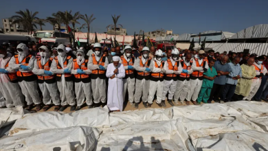 Photo of دفن جثامين عشرات الأسرى الفلسطينيين في مقبرة جماعية بدير البلح