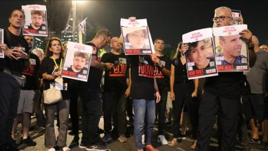 Photo of محتجون أمام منازل مسؤولين إسرائيليين يطالبون بتبادل أسرى مع حماس