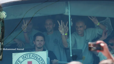 Photo of عشرات الأسرى الفلسطينيين المفرج عنهم يصلون رام الله (فيديو)