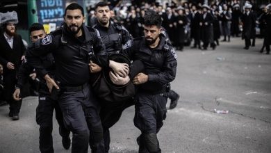 Photo of الشرطة الإسرائيلية تشتبك مع يهود متدينين احتجوا على تجنيدهم بالجيش
