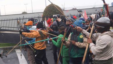 Photo of إصابة أربعة شرطيين أمام السفارة الأمريكية في بوغوتا بسهام خلال احتجاجات مناهضة لترامب