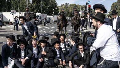 Photo of مئات الآلاف من الحريديين يتظاهرون في القدس احتجاجًا على قانون التجنيد وسط إغلاقات واسعة