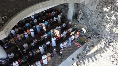 Photo of مئات الفلسطينيين يؤدون أول صلاة جمعة في غزة منذ شهور على أنقاض المساجد