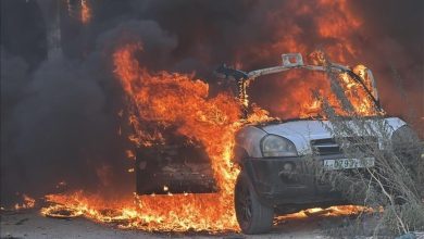 Photo of مستوطنون إسرائيليون يحرقون مركبات فلسطينية في قرية المغير شرق رام الله