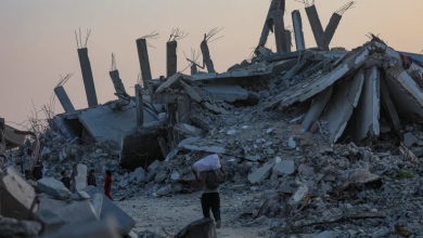 Photo of غارات ونسف منازل وتواصل البحث عن جثث المحتجزين في غزة