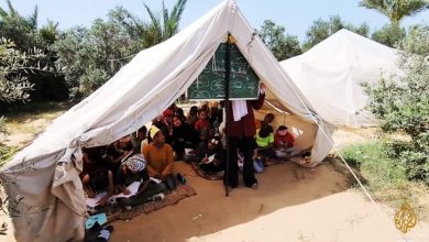 Photo of خيام بديلة عن مدارس مدمّرة: طلبة البريج يواصلون التعليم وسط دمار الإبادة ونقص المستلزمات