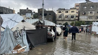 Photo of غزة.. الأمطار تغرق مئات الخيام وتحذير من سقوط أبنية استهدفها الاحتلال