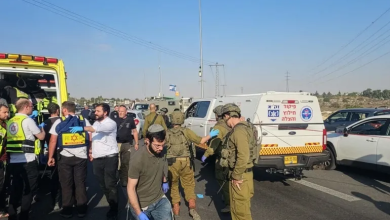 Photo of مقتل إسرائيلي وإصابة 3 آخرين بعملية مزدوجة في غوش عتصيون