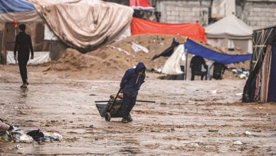 Photo of أب فلسطيني يتهم الحكومة البريطانية بـ”التخلي” عن عائلته العالقة في غزة رغم وعود الإجلاء