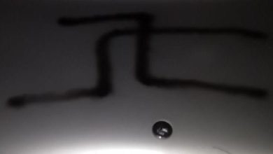 Photo of صلبان معقوفة رسمت بالدم على سيارات ومبان تثير صدمة في هاناو الألمانية