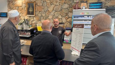 Photo of “العربية لغتنا” تستكمل تعليق لافتات المصطلحات العربية في مخابز أم الفحم (شاهد)
