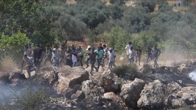Photo of مستوطنون يحرقون منازل ومزرعة شمال شرقي رام الله وسط تصاعد الاعتداءات