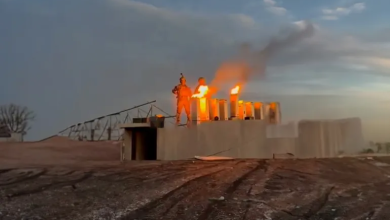 Photo of احتفال بمسرح الجريمة.. جنود الاحتلال يشعلون “الحانوكا” فوق مستشفى بغزة (شاهد)