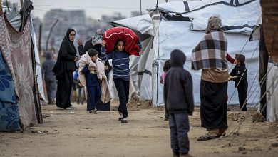 Photo of غزة.. معاناة النازحين تتفاقم وسط الأمطار والقصف الإسرائيلي