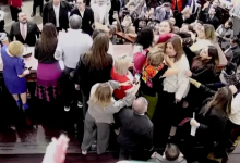 Photo of لكمات وعراك على الهواء بين نائبات في البرلمان المكسيكي (شاهد)