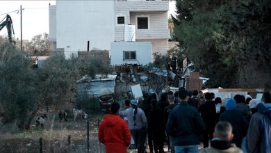 Photo of وقفوا عاجزين.. فلسطينيون يشاهدون سلطات الاحتلال تهدم منازلهم في نور شمس