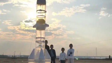 Photo of طلاب يصنعون صاروخا مائيا ثنائي المراحل باستخدام قوارير بلاستيكية (شاهد)