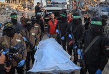Photo of طواقم الصليب الأحمر تتسلم رفات مفترضة لأخر أسير إسرائيلي بغزة
