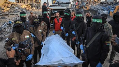 Photo of طواقم الصليب الأحمر تتسلم رفات مفترضة لأخر أسير إسرائيلي بغزة
