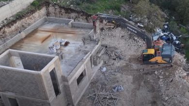 Photo of السلطات الإسرائيلية تهدم منزلا في كفر قرع (شاهد)