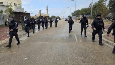 Photo of الشرطة الإسرائيلية تعتقل 16 شخصا وتبعد 19 آخرين من قرية ترابين في النقب