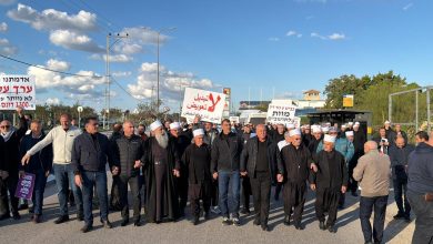 Photo of احتجاجًا على مخطط لمصادرة الأراضي لصالح شارع 6.. إغلاق شارع 85 عند مفرق المكر