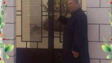 Photo of نجل الشيخ عبدالله نمر درويش ينشر صورة لوالده عند قبر الإمام حسن البنا
