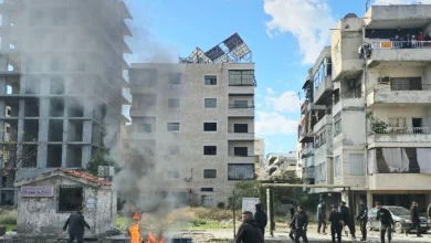 Photo of مقتل 3 أشخاص بينهم عنصر أمني وإصابة العشرات خلال احتجاجات وأعمال عنف في اللاذقية وطرطوس