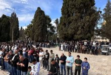 Photo of 60 ألف مصلّ يؤدون صلاة الجمعة في الأقصى-(صور)