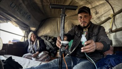 Photo of حين يعز العلاج.. مضخة الإطارات تعوض مولّد الأكسجين في غزة
