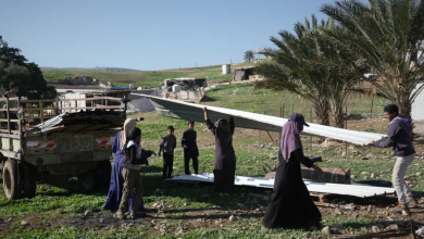 Photo of إفراغ متواصل لقرى الضفة.. 26 عائلة فلسطينية تفرّ من عنف المستوطنين (شاهد)