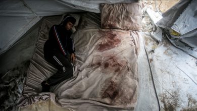 Photo of غزة.. صدمة تحاصر فلسطينيا فقد زوجته بعد يومين من الزفاف