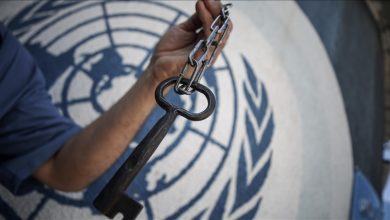 Photo of أمام مقرها ببيروت.. لاجئون فلسطينيون يحتجون على تقليص “أونروا” خدماتها