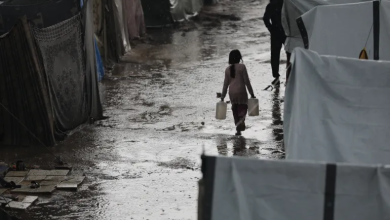 Photo of “الدوامة القطبية”.. كيف تؤثر على طقس غزة القاسي حاليا؟ (شاهد)