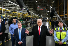 Photo of ترامب يوجه إشارة بذيئة لعامل في مصنع (فيديو)