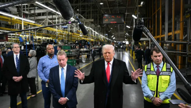 Photo of ترامب يوجه إشارة بذيئة لعامل في مصنع (فيديو)